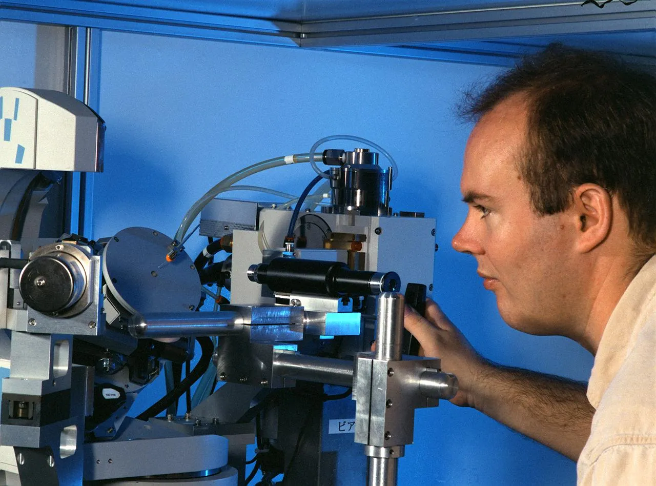 Edward Snell, one of the paper’s authors, works at an X-ray diffractometer at NASA in 1998